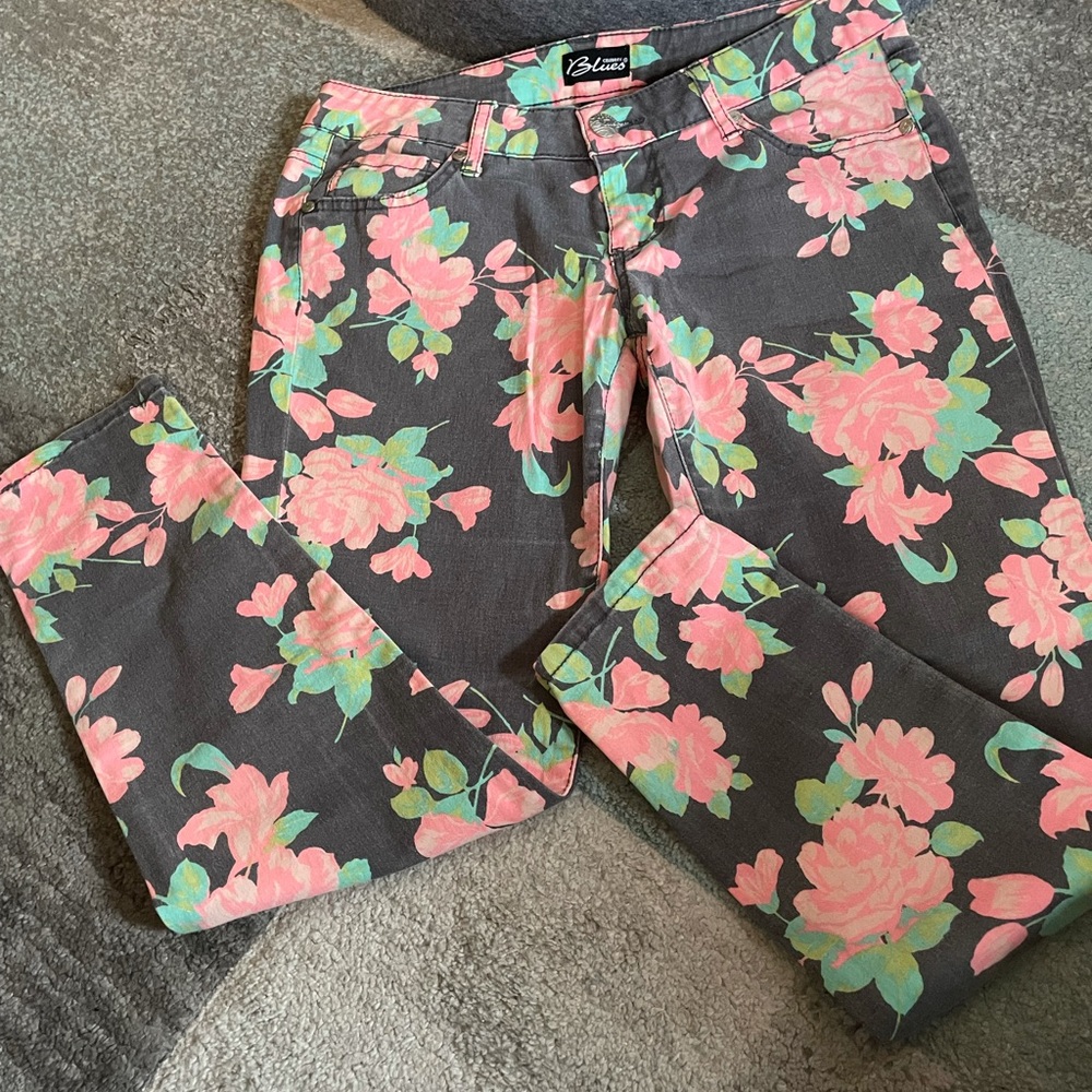Flowery stretchy capris